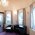 Schlosshof 3*
