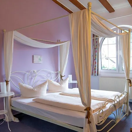 Schlosshof 3*
