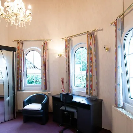 Schlosshof 3*