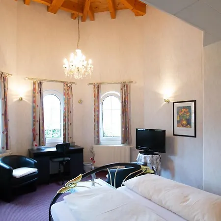 Schlosshof 3*
