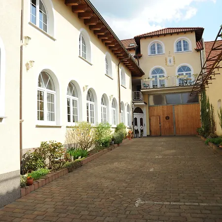 Schlosshof 3* Dolgesheim