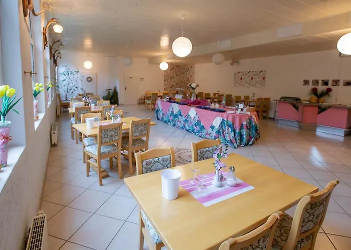 מלון Schlosshof 3*