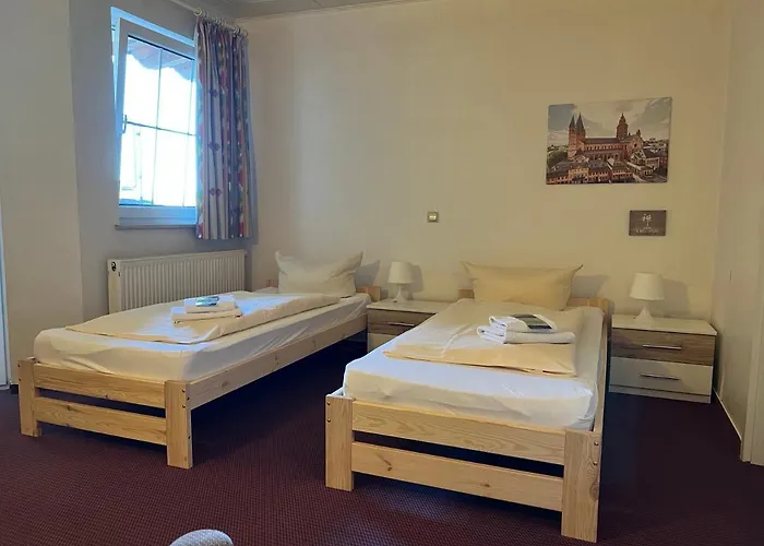 מלון Schlosshof 3*