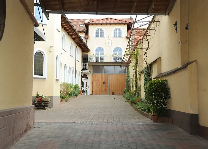 מלון Schlosshof Dolgesheim